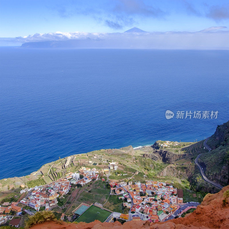 拉戈梅拉，加那利群岛(E) -米拉多德阿勃兰特与泰德山(特内里费)为背景